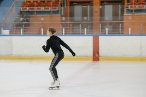 ¿Cuál es la diferencia entre los patines de hielo y los patines artísticos?